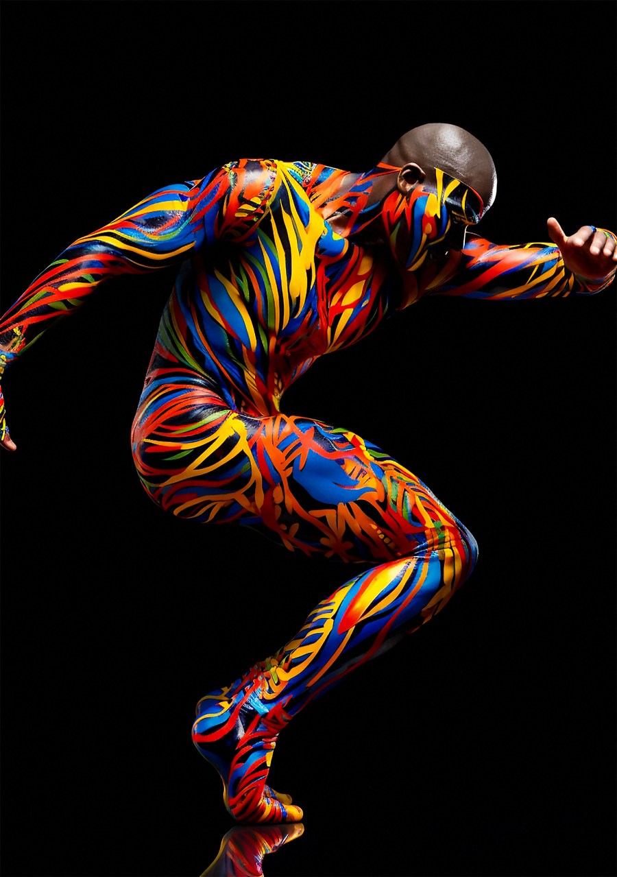 Danseur contemporain peint de couleurs vives en mouvement sur fond noir, œuvre d’art numérique expressive et dynamique. Contemporary dancer painted with vibrant colors in motion on a black background, expressive digital art artwork.